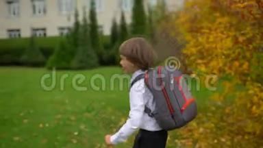 一年级学生，一年级学生，小学学生，带着背包在户外上学和跑步